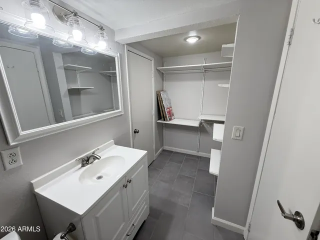 Upstairs Bathroom & Closet