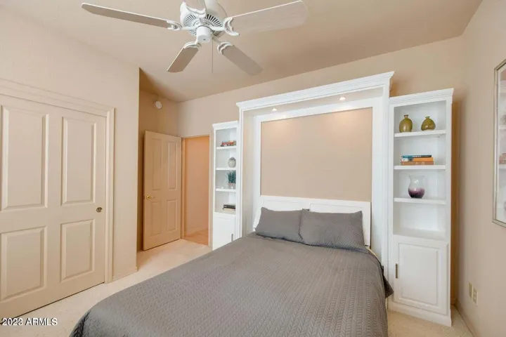 Guest room with queen bed
