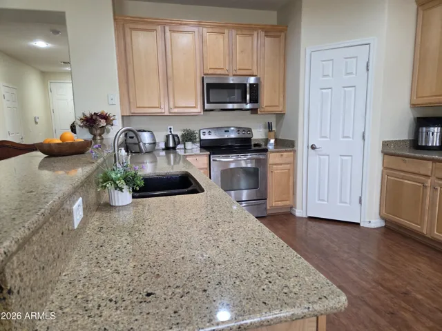 QUARTZ COUNTERTOPS, WALK IN PANTRY