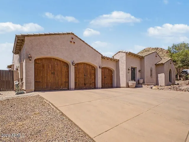 Beautiful Southwest style home. Wide 3-car garage & driveway.