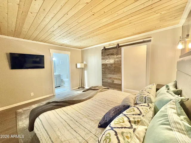 PRIMARY ENSUITE WITH CUSTOM BARN DOOR!
