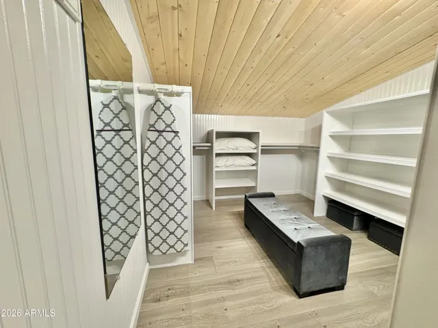 LARGE WALK IN CLOSET!