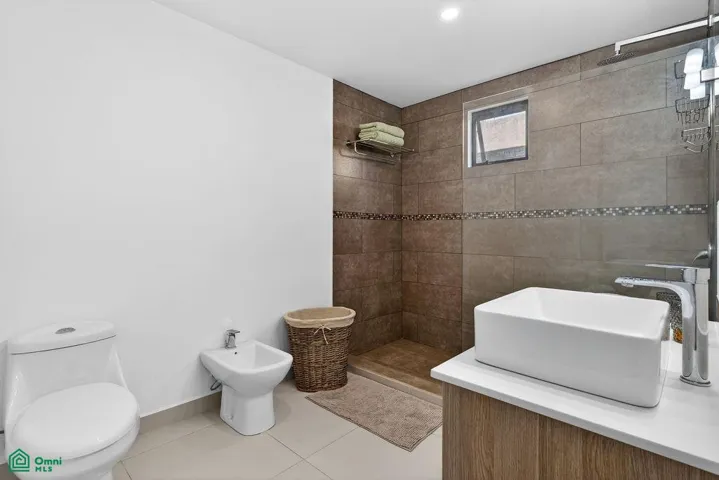 Ensuite Spacious Bathroom
