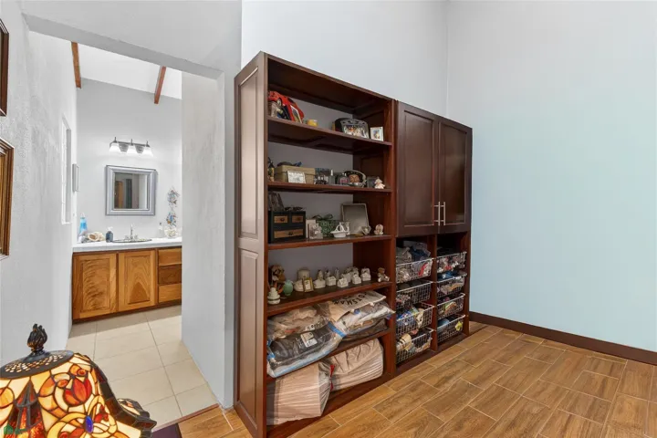 Espacioso walk in closet.