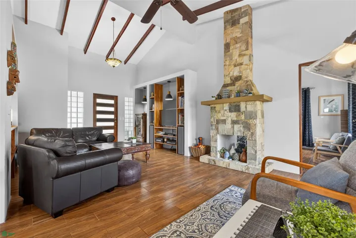 Sala con chimenea ya que es una zona donde se aprovecha por su clima de gran frescura.
