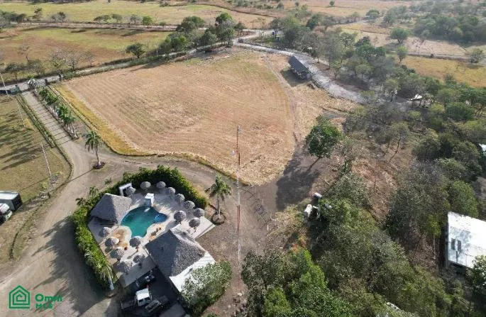 Infraestructura de primera clase En Hacienda Corteza Real, la comodidad y la calidad son nuestra prioridad. Desde el pórtico de acceso hasta las instalaciones de recreación que incluyen piscina, rancho y vestidores.