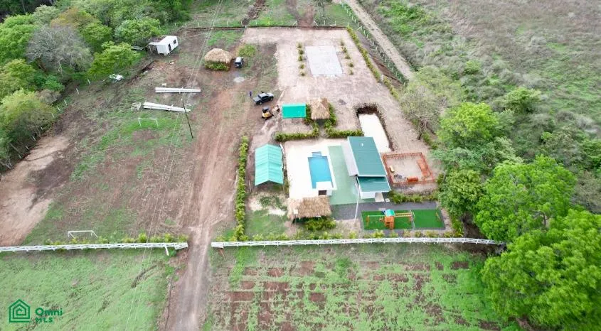 Servicios Disponibles:
Seguridad 24/7
Electricidad
Piscina
Rancho BBQ
