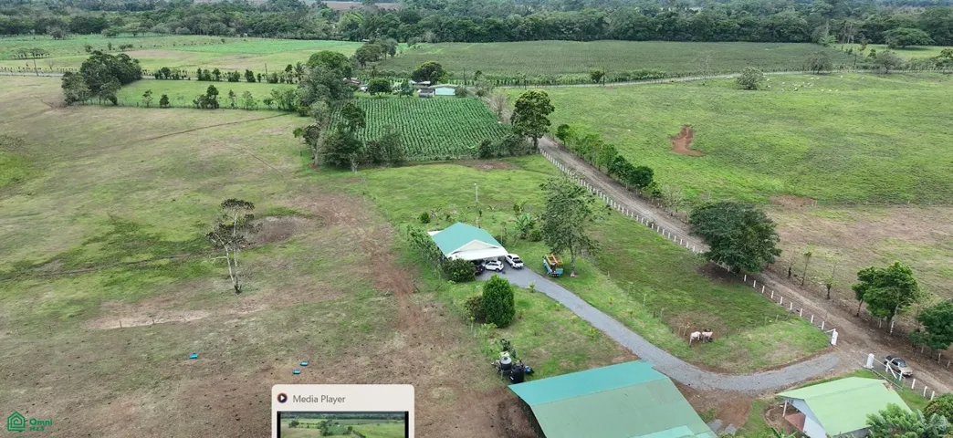 Cuenta con dos casas, una bodega y un corral.