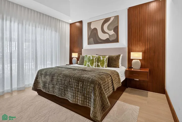 guest bedroom on main floor ensuite bathroom with kingsized bed