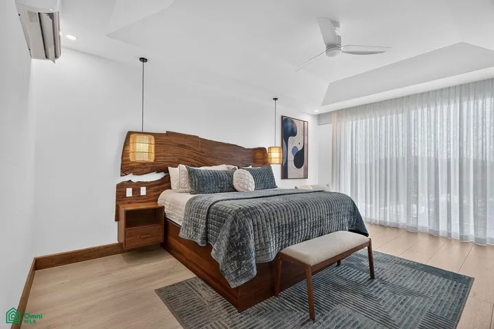 principal bedroom with kind bed