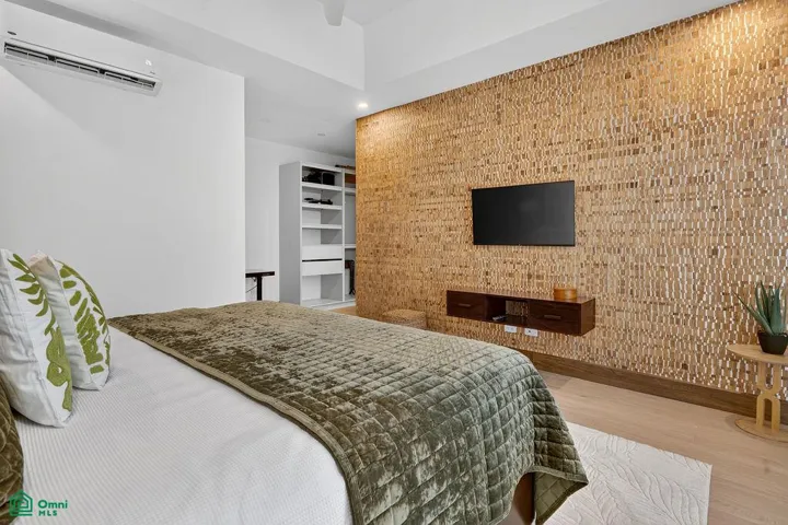 guest bedroom on main floor ensuite bathroom with kingsized bed