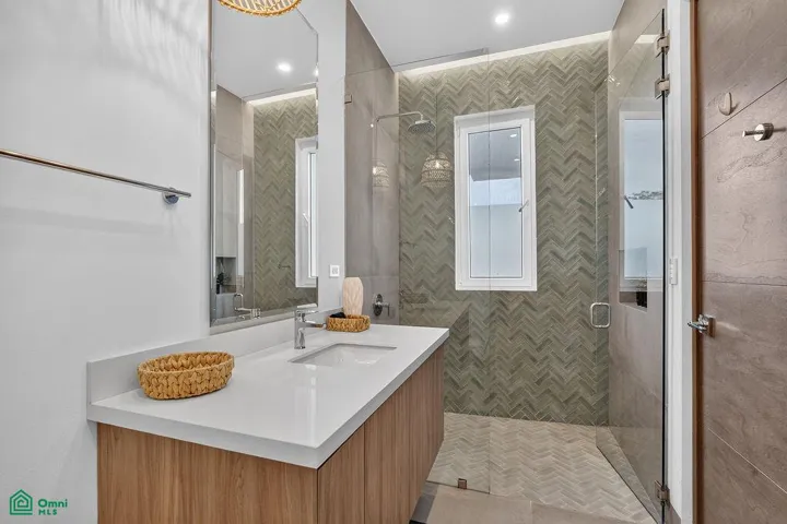 full bathroom in 1 bedroom apartment