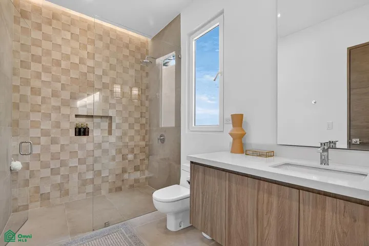 guest bathroom in room with 2 queen beds