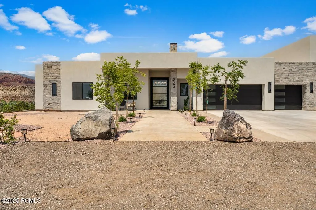226 W Shinarump Circle, Leeds, UT 84746