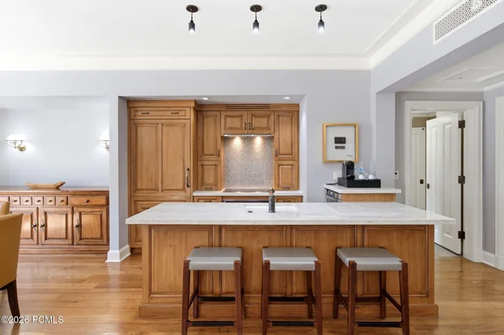 Large Kitchen Bar & Seating
