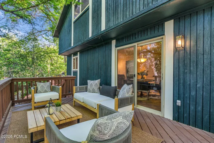 Deck off of kitchen/dining room