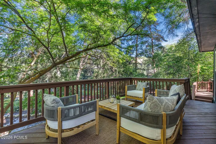Deck off of kitchen/dining room