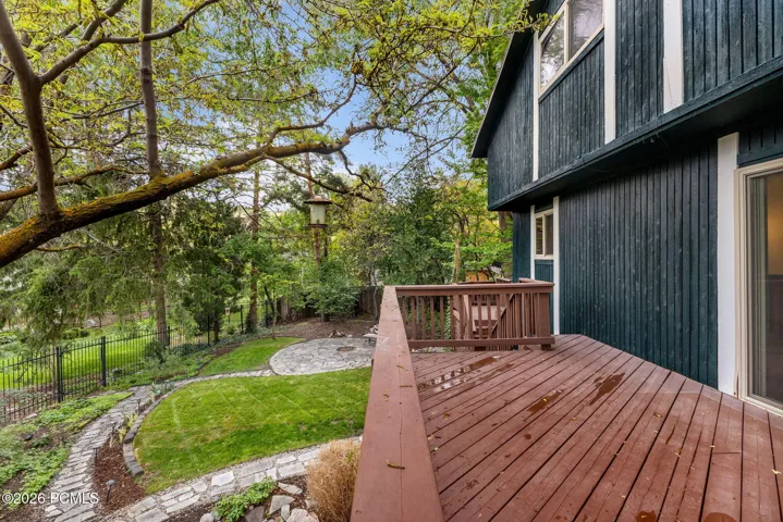 Deck off of kitchen/dining room