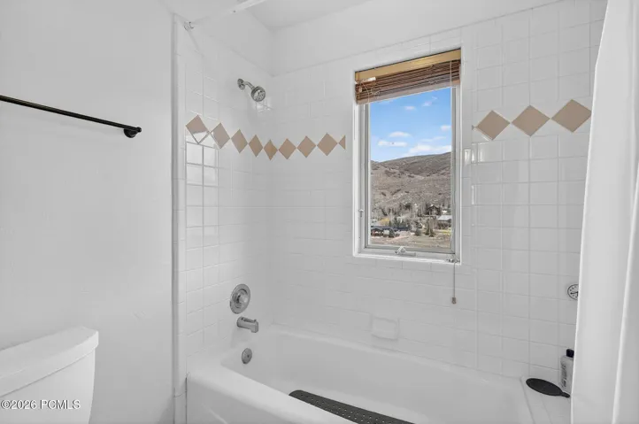 Upper Level Jack & Jill Bath