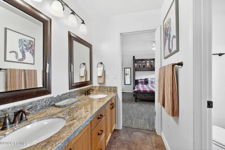 Upper Level Jack & Jill Bath