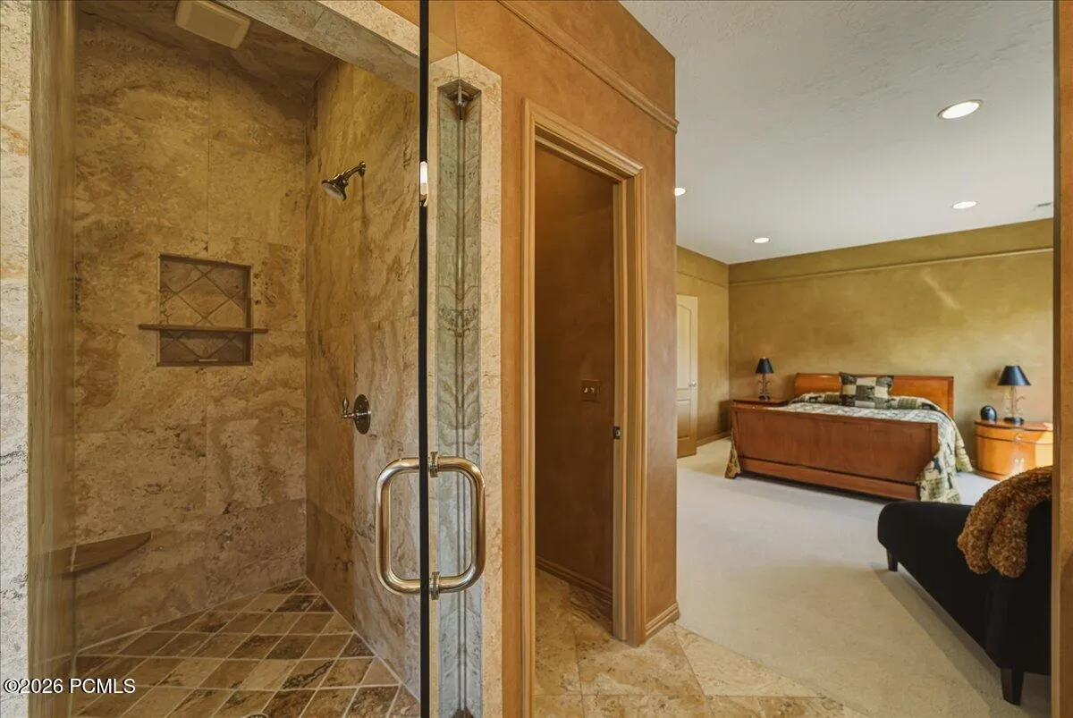 En-Suite: Separate Tub/Bath, Double Vanity, Walk-in Closet, Water Closet