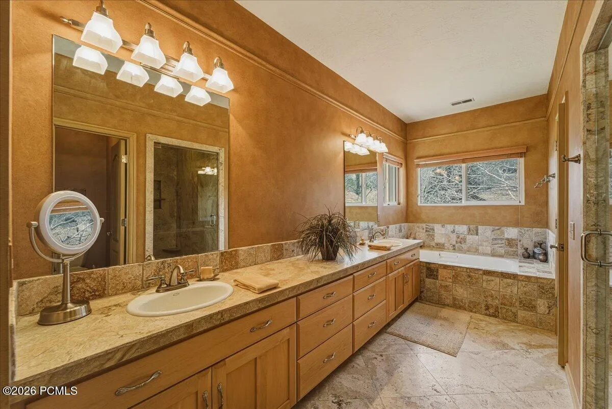 En-Suite: Separate Tub/Bath, Double Vanity, Walk-in Closet, Water Closet