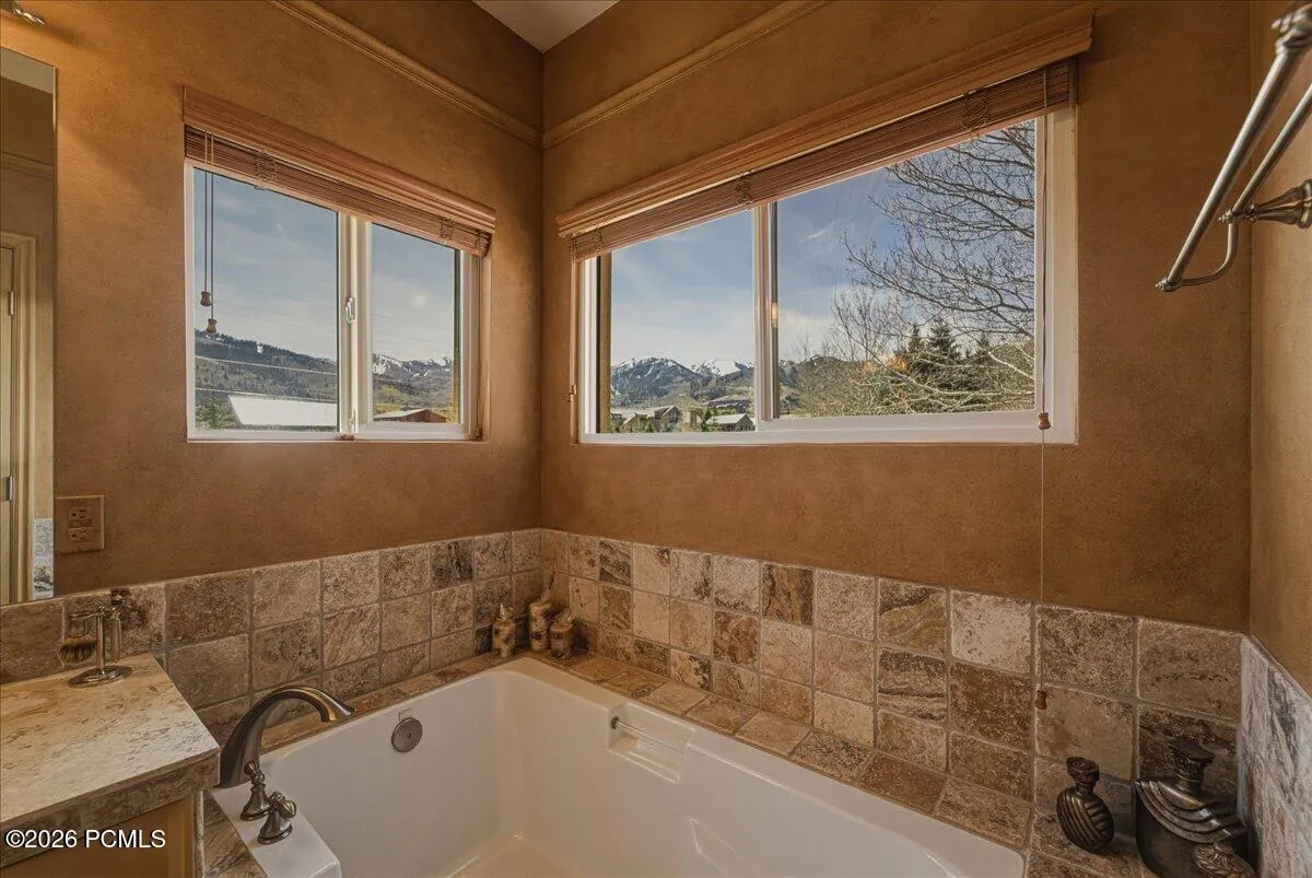 En-Suite: Separate Tub/Bath, Double Vanity, Walk-in Closet, Water Closet