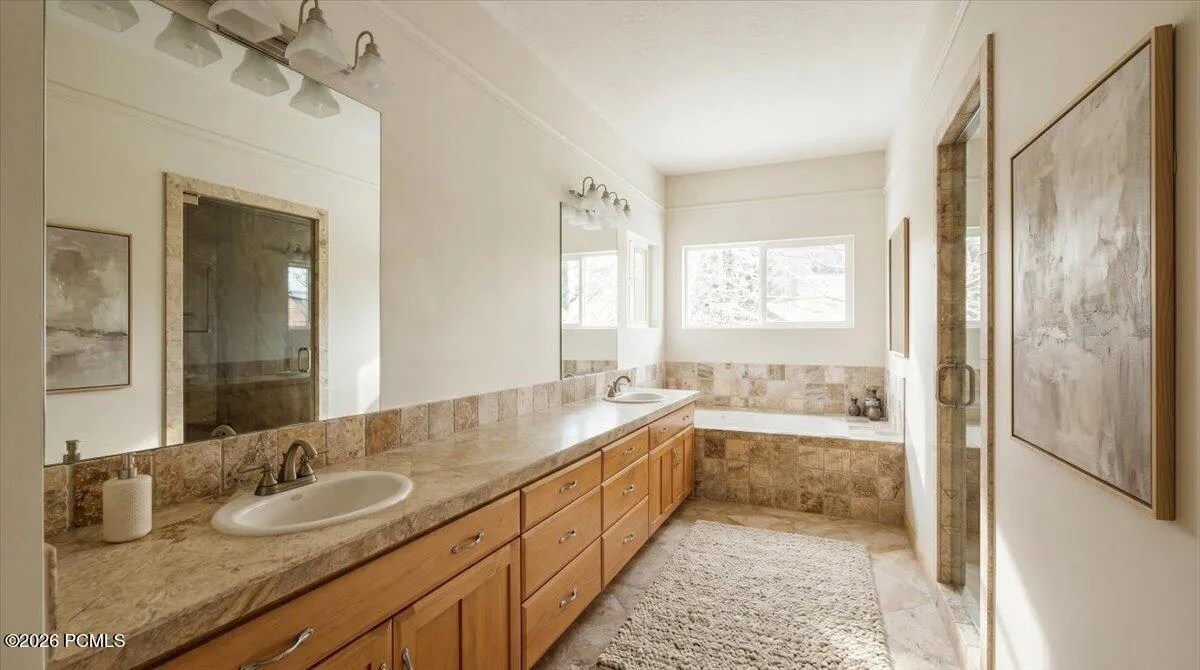 Virtually Staged. En-Suite: Separate Tub/Bath, Double Vanity, Walk-in Closet, Water Closet