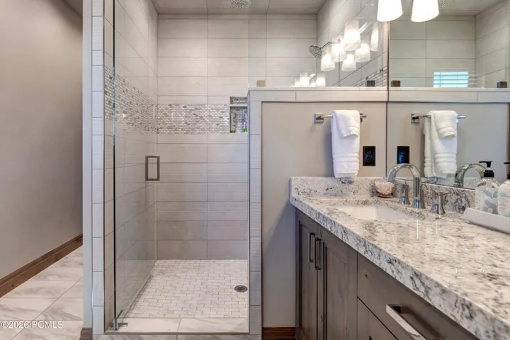 Lower Level Primary Guest Bath (2)