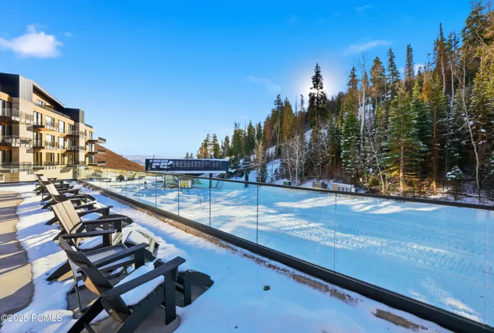 The Polly - Hot tub and pool deck