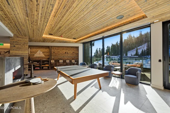 The Polly - Ping-pong lounge