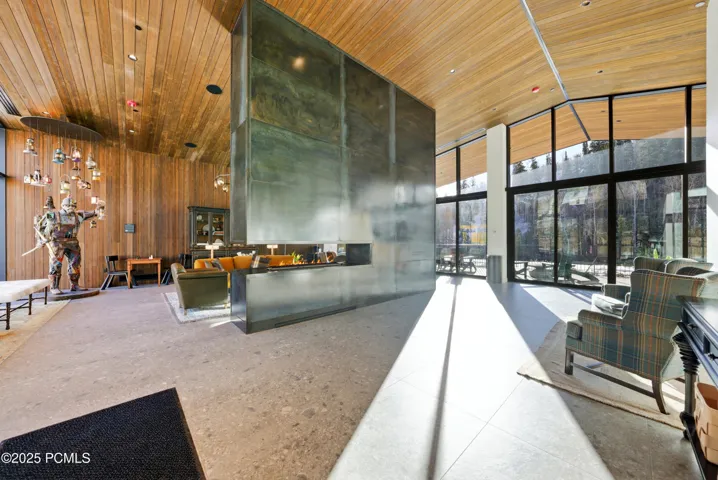 The Polly - Entry lounge