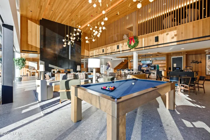 The Polly - Private ski lounge and Polly's cafe