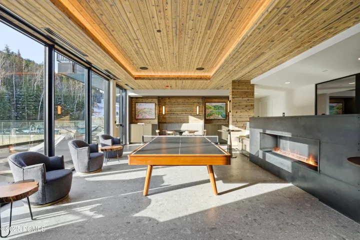 The Polly - Ping-pong lounge