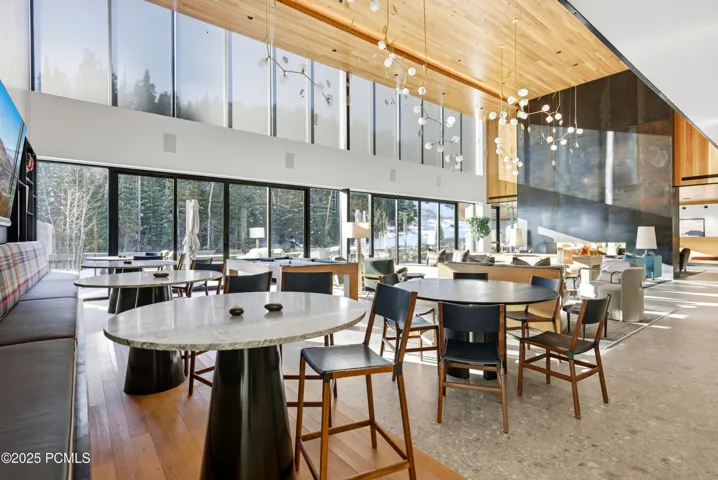The Polly - Private ski lounge and Polly's cafe