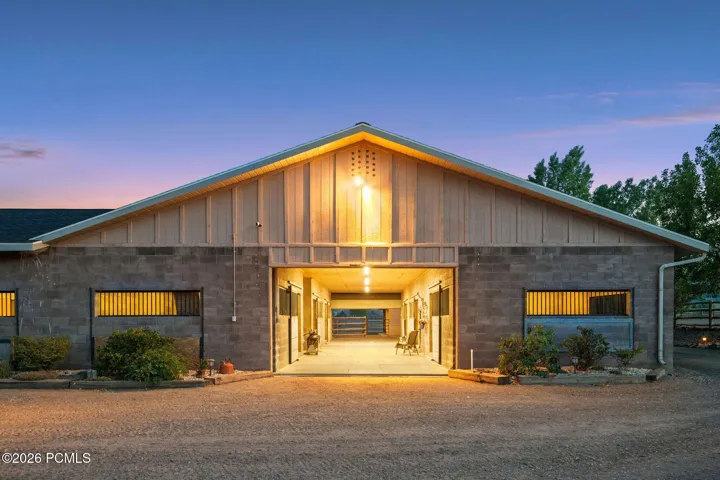 6 indoor stalls
Concrete floors, rubber mats, cameras in four stalls, and a large tack room.