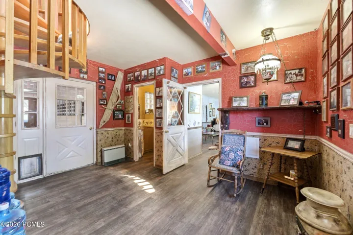 Office & bathroom with direct access to Breeding / Veterinary Barn.
