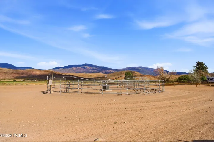 Freestyle exerciser: 4stall, approx. 50', fully programmable with walk, trot, and lope settings.