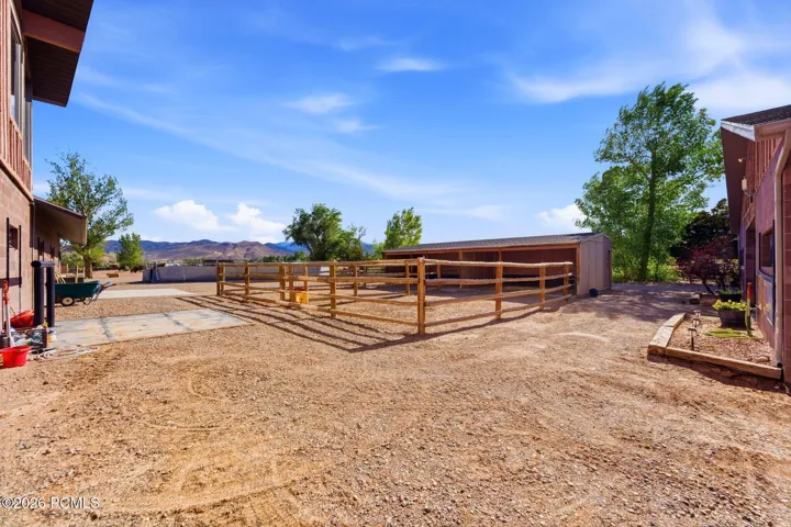 Adjacent to the main home is a large shavings bin,
an outdoor wash rack, and a concrete manure bin.