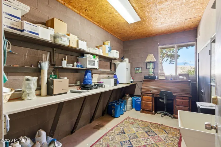 Main Breeding / Veterinary Barn- Lab