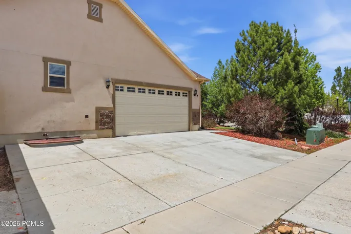 Side loading garage with auxiliary parking