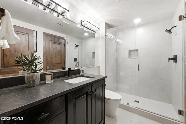 Jack and Jill En-suite bathroom #4/Powder bath