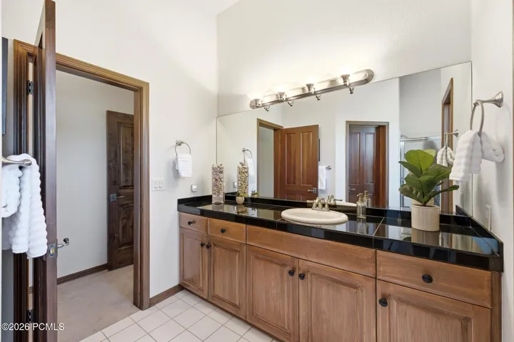 En-suite bathroom #2