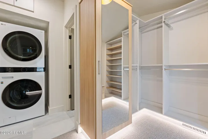 Washer/dryer in primary closet