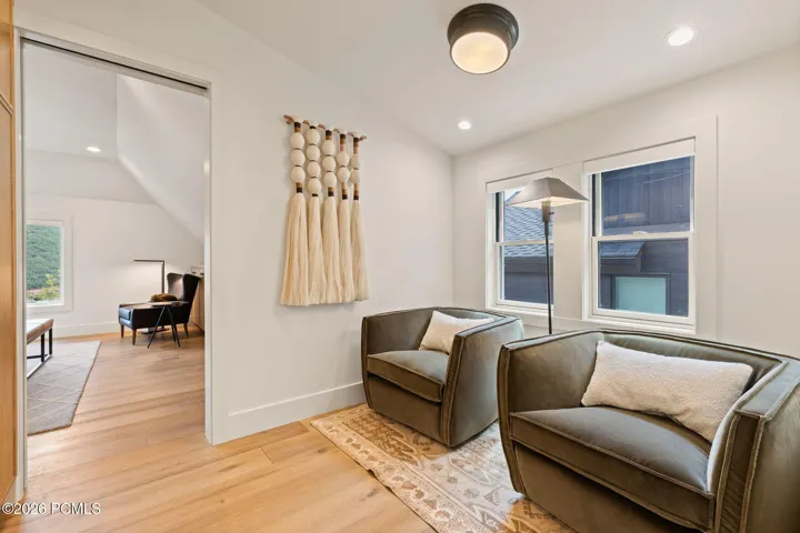 Sitting area primary suite