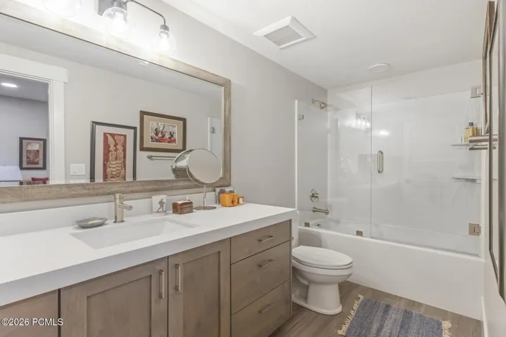 Lower Level - En Suite Bathroom