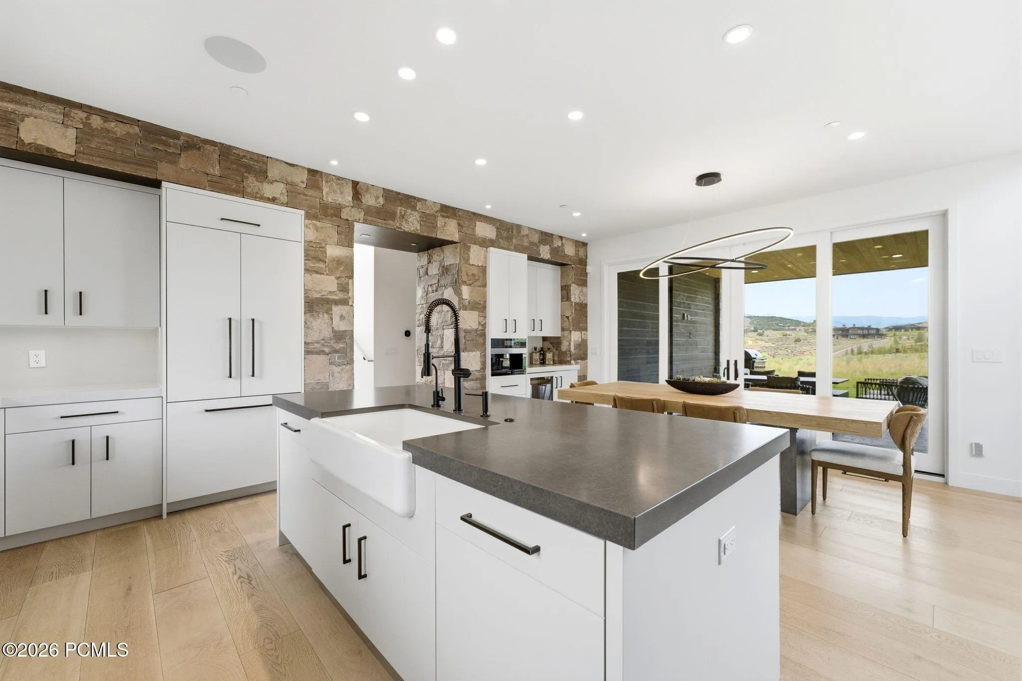 Open kitchen / bar area