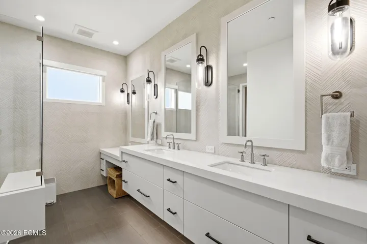 Dual sinks and spacious vanity