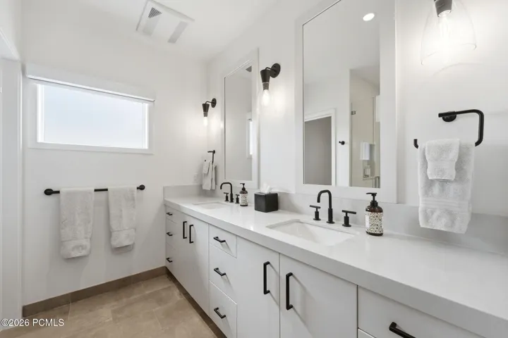 On-suite Bath to Upstairs Bedroom