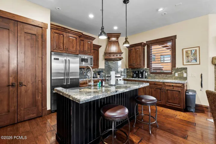 Kitchen and Breakfast Bar
